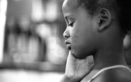 孤儿院将照料的孩子出租给乞丐,然后乞丐利用这些可怜的孩子博得路人