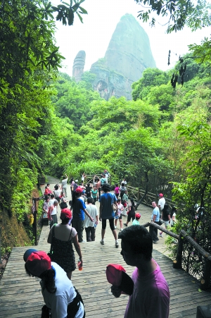 丹霞山阳元石是大多数游客游览的重点丹霞山梦觉关大型蜂窝状洞穴