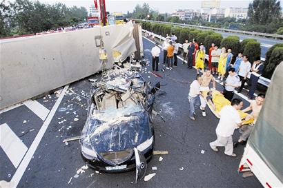 图文:货车压扁轿车 6人不幸身亡