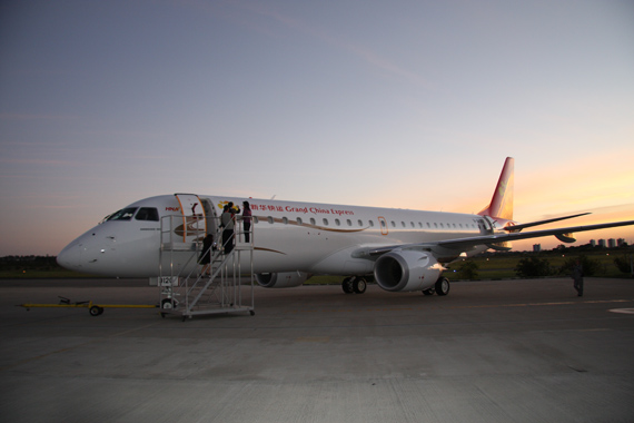 公司)一架由哈尔滨飞往伊春的e190型飞机在抵达伊春机场降落时失事,机