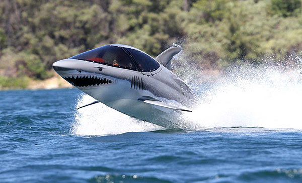 一位美国富翁近日制造了一辆007式的仿真鲨鱼潜艇,它不仅能够在水下
