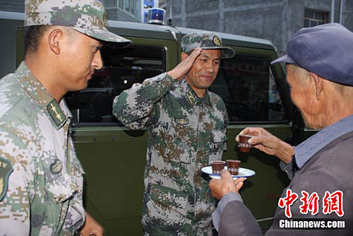 图:甘肃舟曲民众依依不舍送别部队官兵