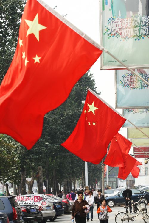 石家庄迎国庆中山路五星红旗飘起来图