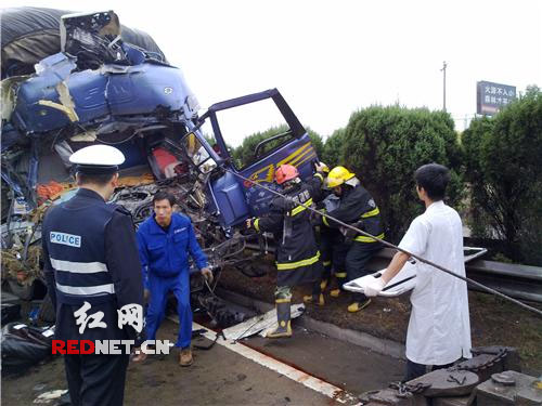 京港澳高速三车追尾引发火灾 衡阳消防官兵勇救3人(图)