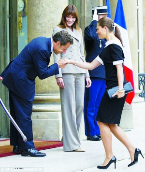 法国总统萨科齐礼貌地弯腰给对方行了吻手礼,显得十分绅士和热情