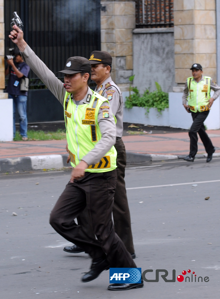 (afp/国际在线)警察逮捕一名示威者.