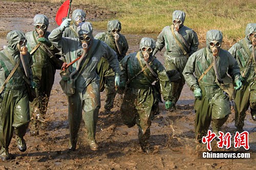 图:济南军区进行防化演练