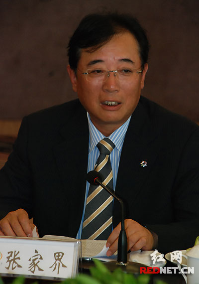(张家界市市委副书记,市长赵小明以东道主身份出席圆桌会议.