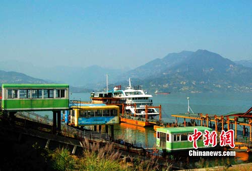 游客在三峡库区秭归县茅坪港登船已经不需要通过缆车上船
