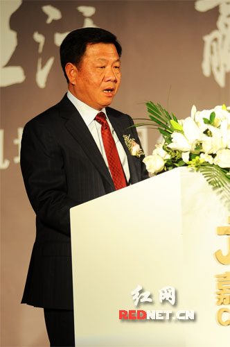 嘉凯城集团董事长张德潭致辞.