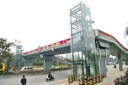 首座天桥垂直电梯亮相成都沙西线