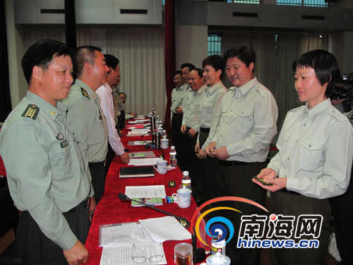 > 正文     海南省军区司令员黎仕林少将在会上发表讲话(南海网记者