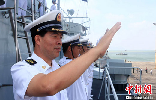 "襄樊"舰岘港办甲板招待会 中越代表共叙友谊