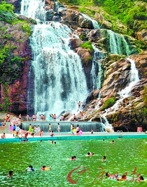 "芙蓉飞瀑"原名"西山瀑布",又名白水带,位于芙蓉度假区内.
