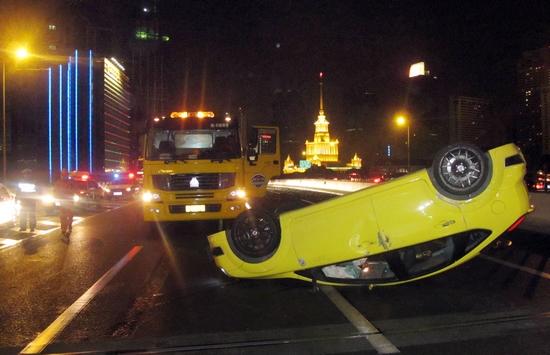 延安路高架车祸 一车"四脚朝天"