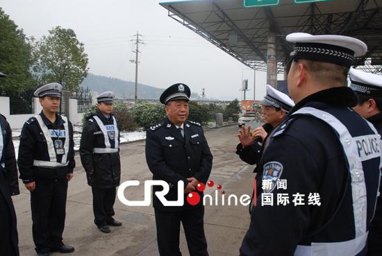省公安厅党委副书记,常务副厅长唐中元在高速公路上指挥交通疏导省