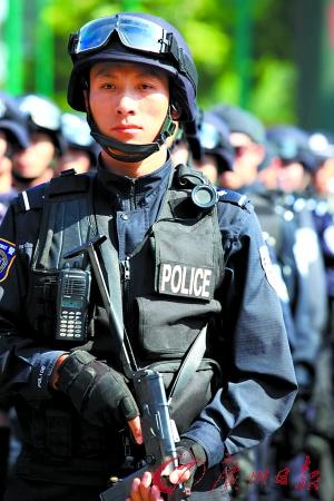 分局阿sir两成上路面巡逻