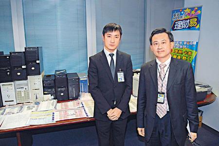 警司余嘉麒(右)及总督察何振东(左)讲述侦破放数集团经过.