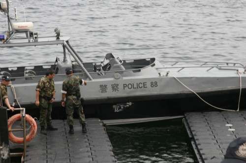 水警山猫快艇右边船身被撞穿了一个小洞本报摄大公报图中新网4月19日