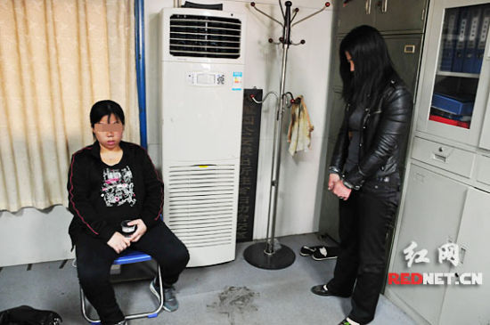 (今日在湖南省妇幼保健院行窃被当场抓获的两名扒手,左为已有5月