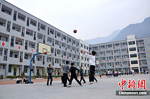 > 正文   甘肃文县二中的学生们在上微机课.