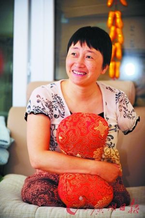 虽然身体残疾,但黄莉笑对人生.