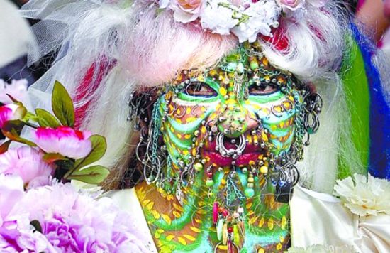 一名女子从头到脚给自己穿了近7000个金属环,成为全世界穿孔最多的