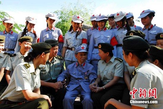 新红色娘子军女战士听老红色娘子军王运梅讲述过去的经历.侯坤 摄