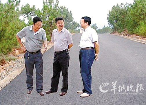 网站上出现的经过ps的照片会理县领导"视察"武汉水浸(上)会理县领导"