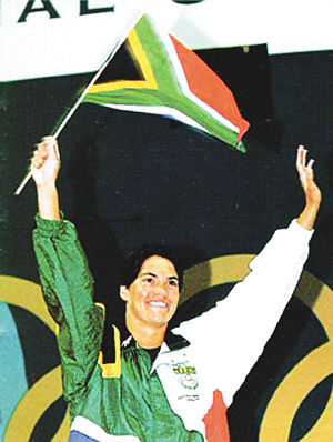 男子100米蝶泳决赛中,来自苏里南的内斯蒂(4)超越美国人马特·比昂迪