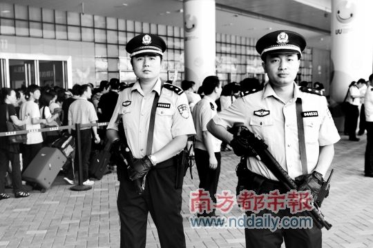 皇岗口岸 民警配枪巡逻