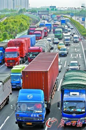 环城高速车龙10多公里 忙!忙!忙!