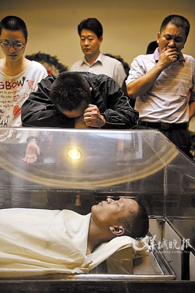 英雄出水时,仍保持救人姿势