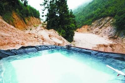 稀土矿区的收液池.