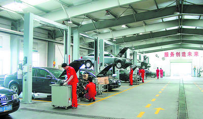 图为华运通奥迪4s店售后维修车间一角.彭伟 摄