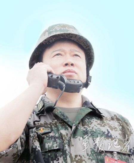 邱啟建近照旅长邱啟建和政委黄明村现场指挥初冬的一天,长江某生疏