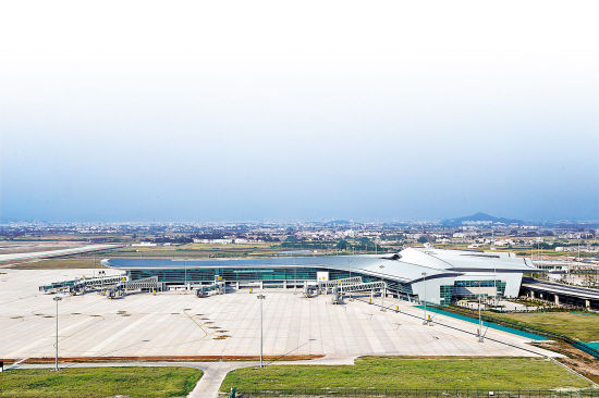 汕头机场部分设备运往潮汕机场1974年,汕头机场候机室是几间简陋平房