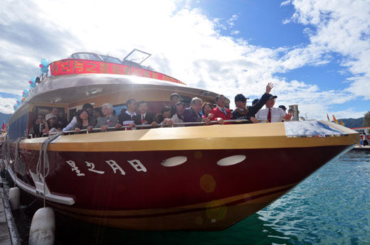 日月潭首艘电动游艇上路 拟提升日月潭观光品质