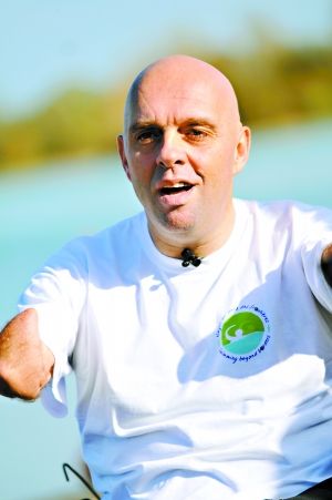 本报讯 法国男子菲利普·克鲁瓦宗是一位失去四肢的残疾人,他去年