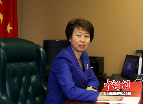 中国驻蒙特利尔总领事赵江平赖海隆 摄