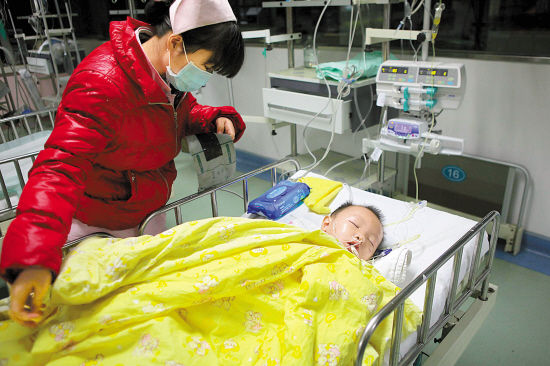 男童遭"继母"虐待生命垂危