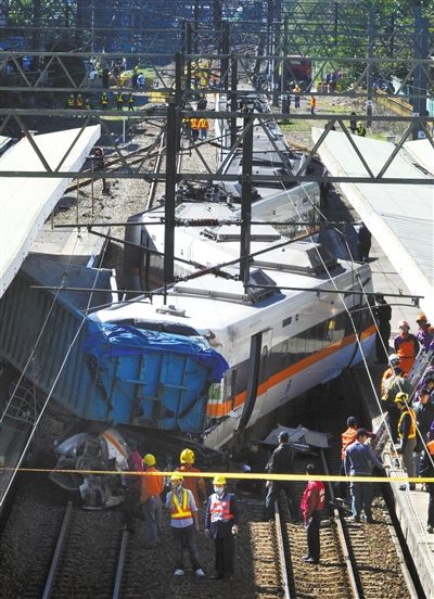 当日,台铁278次太鲁阁号列车与一辆闯越道口的砂石货车相撞,造成前
