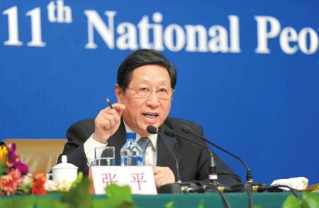 举行记者会,图为3点29分华西都市报记者杨东向国家发改委主任张平提问