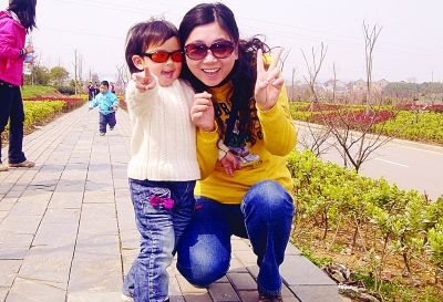 小萱萱和妈妈在一起,很开心.