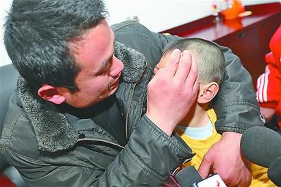 摆摊被查急昏了头父亲遗弃5岁脑瘫女