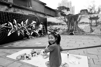 > 正文      绘画吸引游客驻足   本报讯(记者陈聪文/文林朝阳/图)