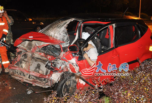 雨夜他走了 景德镇昌南湖旁车祸一人死亡