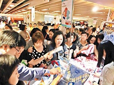 消费者因香港商场打折"疯狂" 2折百货日吸20万人