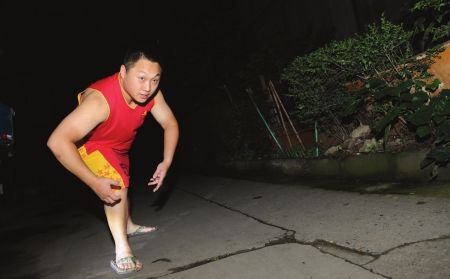 一招抱腿顶摔 瞬间放倒持刀凶手