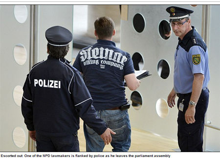 德国8名极右翼议员穿支持新纳粹服装被驱逐出议会